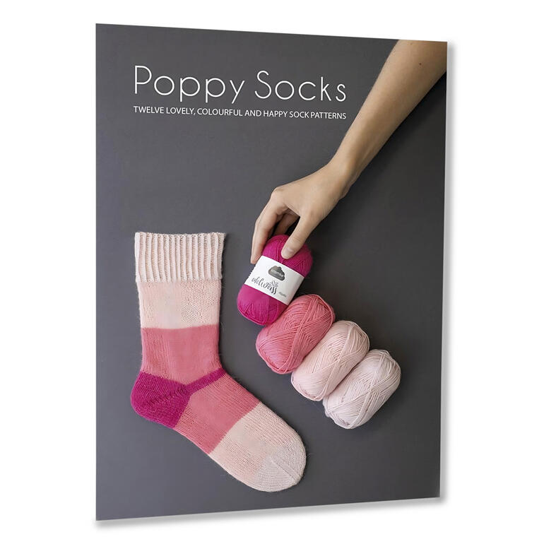 Heft mit Anleitungen für bunte Socken und Garnen.
