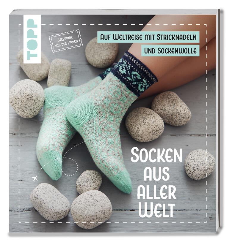 Buchcover mit zwei Socken auf Steinen, Titel: 'Socken aus aller Welt'.