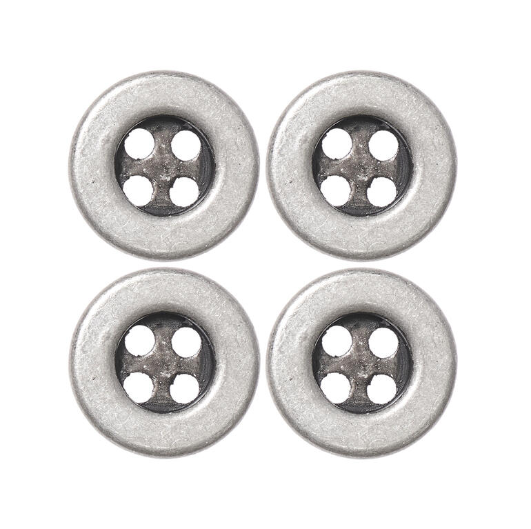 Vier flache silberne Trachtenknöpfe auf weißem Hintergrund.