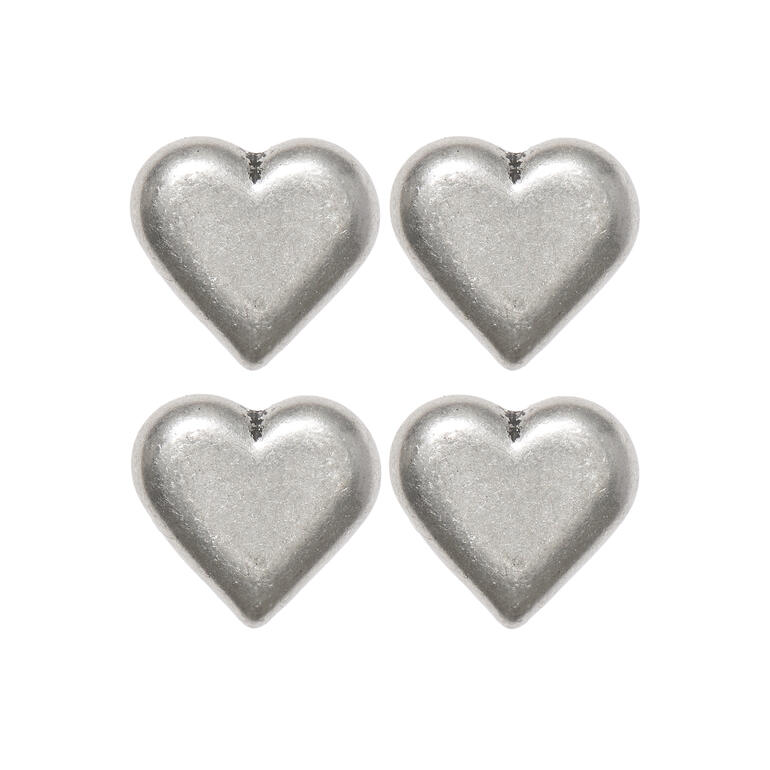 Vier silberne herzförmige Trachtenknöpfe auf weißem Hintergrund.