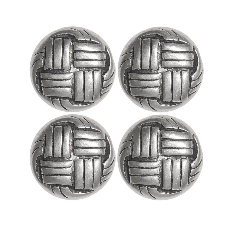 Vier silberne Trachtenknöpfe mit Webmuster auf weißem Hintergrund.