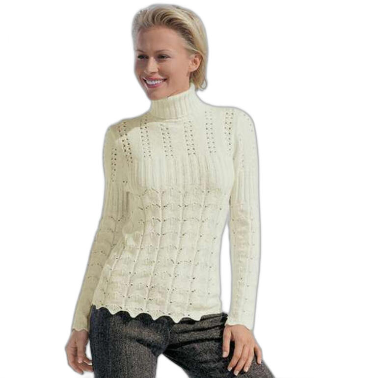 Dame trägt einen hellen Rollkragenpullover aus Seidana®, elegant und modern.