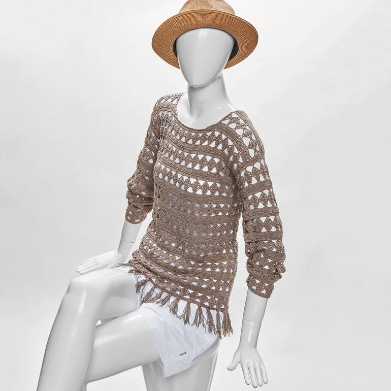 Anleitung 802/5: Häkelsweater aus Seidana®, auf einer Puppe drapiert.