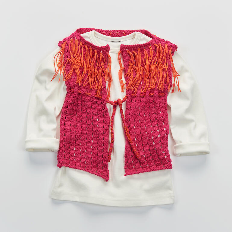 Anleitung 805/5: Rote Kinderweste aus Cotonia II, mit Fransen.