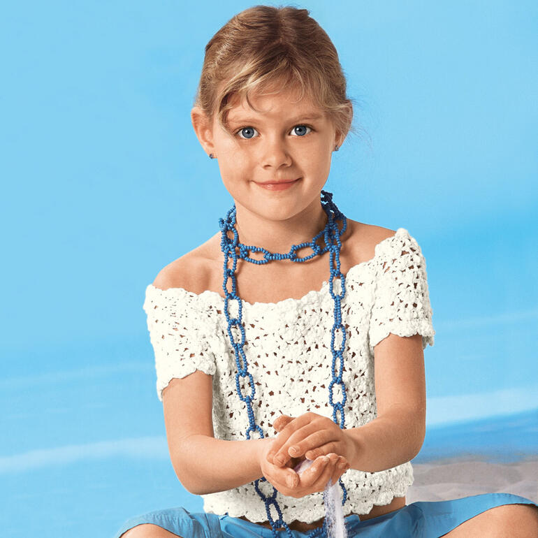 Gehäkelter Carmenpulli aus Micro in Weiß mit einer Stricklieslkette.