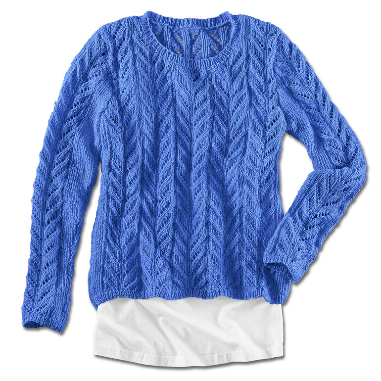 Damenpullover in Blau mit strukturiertem Muster, auf einem weißen Hintergrund.