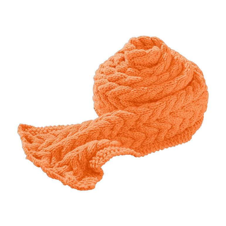 Oranger Schal in Zöpfen, gemütlich aufgerollt.