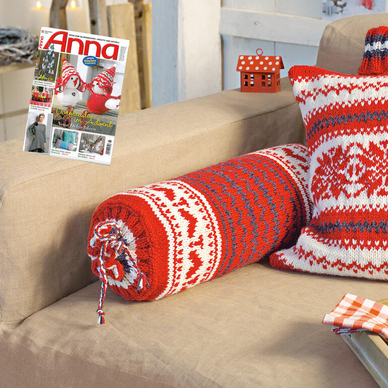 Gestrickte Nackenrolle mit rot-weißer Musterung