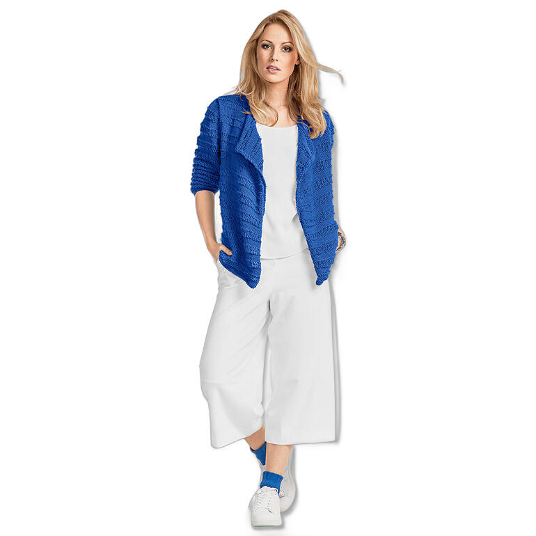 Frau in einer blauen Strickjacke gestaltet mit strukturiertem Muster.