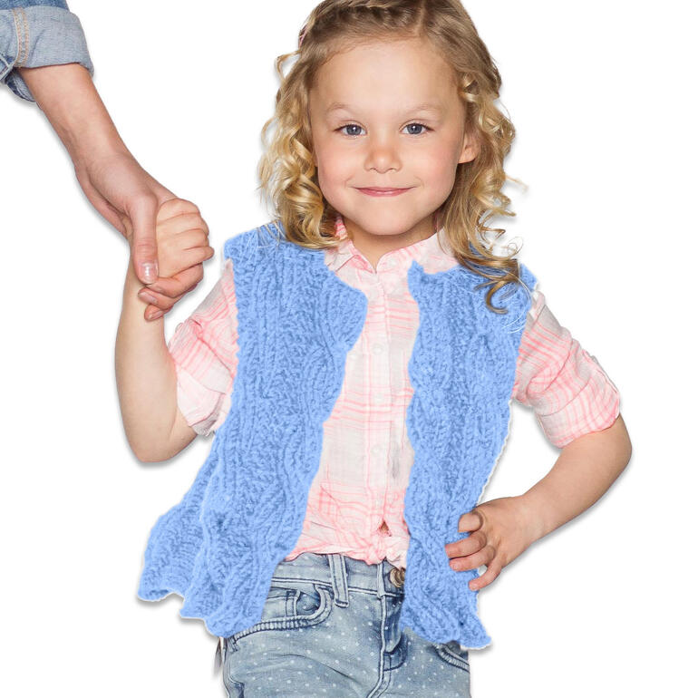 Mädchen in blauer Weste mit Zopfmuster, hält die Hand eines Erwachsenen, posiert auf hellem Hintergrund.