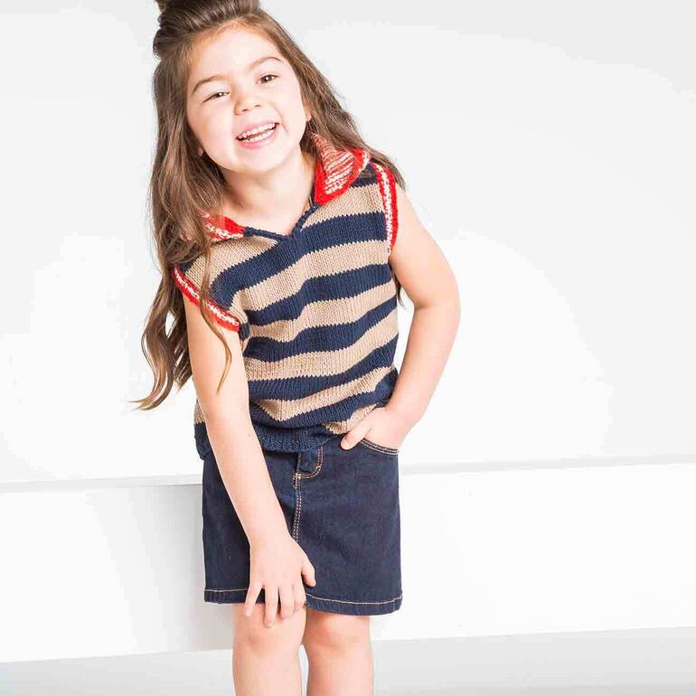 Mädchen in einem gestreiften, ärmellosen Kapuzenpullunder, posiert fröhlich auf hellem Hintergrund.