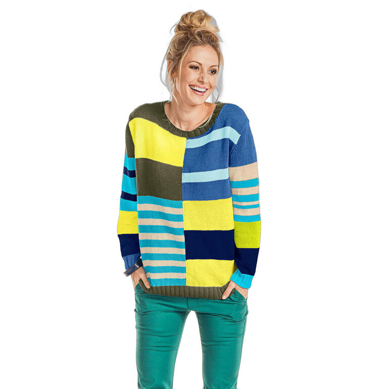 Bunter Damen-Pullover mit verschiedenen Muster, lässig getragen