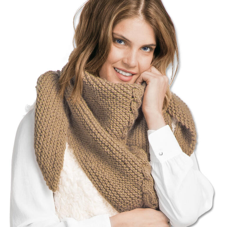 Beige gestricktes Dreiecktuch, lässig um den Hals gewickelt