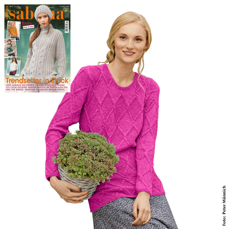 Damen Pullover aus Kaschmir in kräftigem Pink, getragen von einer Frau mit einem Korb.