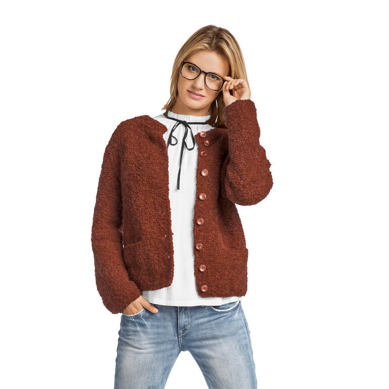 Damen Jacke aus Nordland® in Brauntönen mit großen Knöpfen, kombiniert mit einem weißen Oberteil.