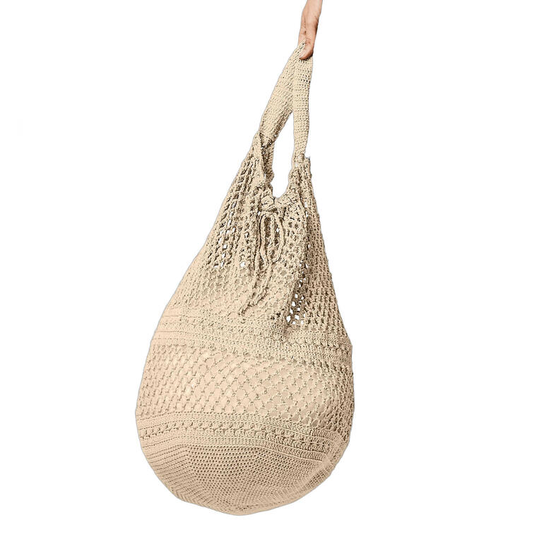 Häkelnetz aus Cotonia II in beigem Farbton, mit einem langen Griff.