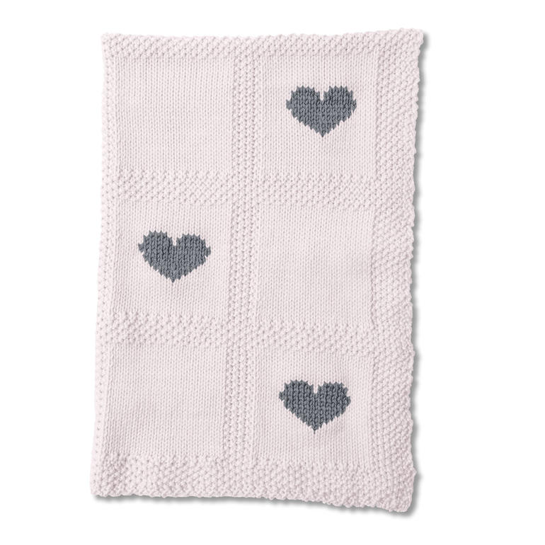 Babydecke mit Herzen in vierquadratischen Feldern auf weißem Hintergrund.