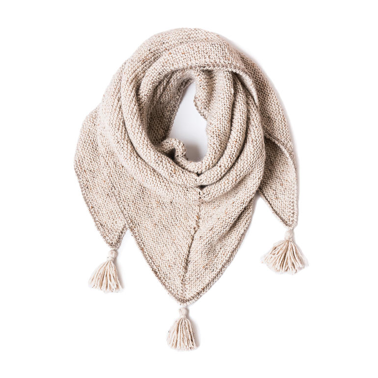 Beigem Dreieckstuch mit Fransen in der Mitte gefaltet.