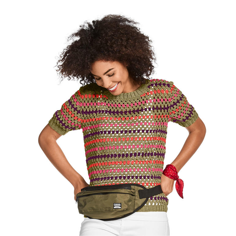 Dame in einem bunten Damenpullover aus Cottonprima mit gepunktetem Design.