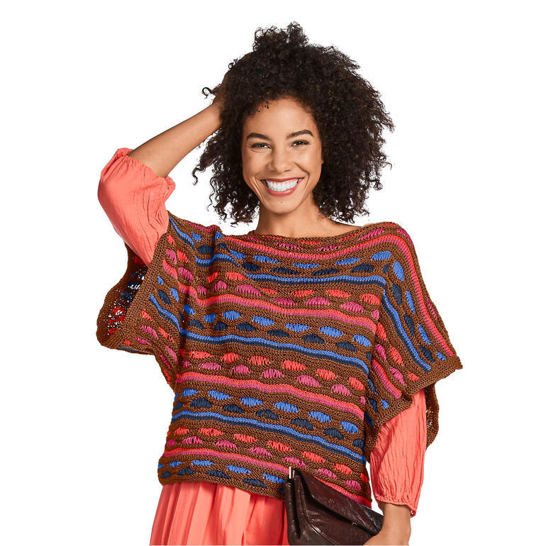 Dame im bunten, offenen Damenpullover aus Cottonprima mit zurückhaltendem Design.