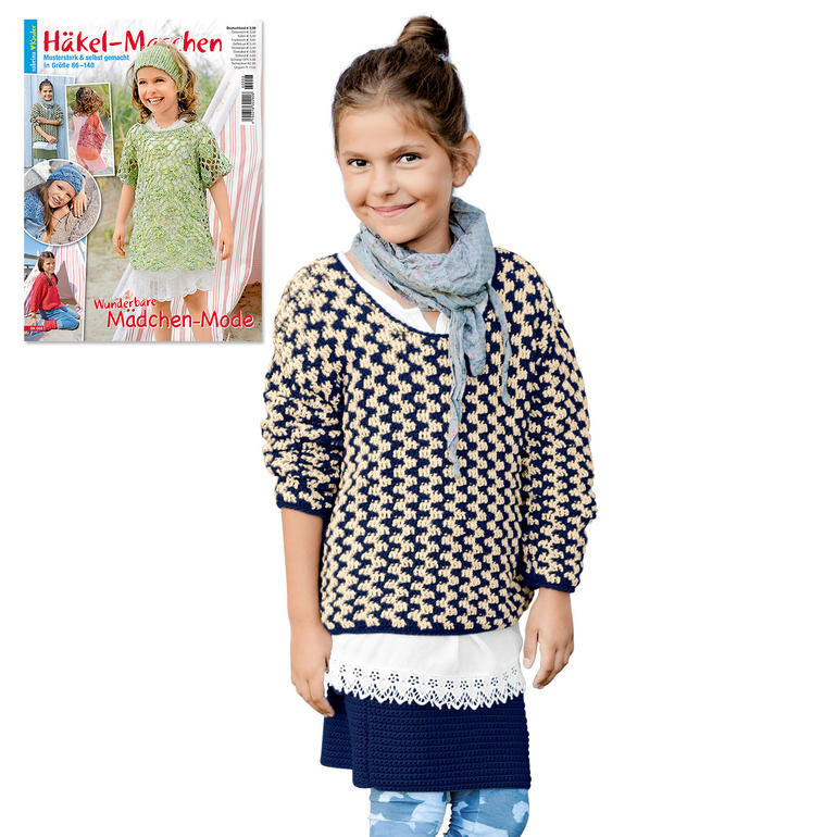 Mädchen in buntem Pullover und Rock, sitzt fröhlich, schaut in die Kamera.