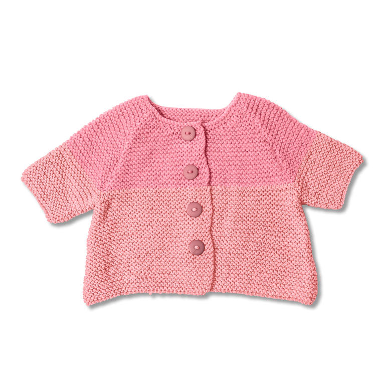 Kurze, rosa Babyjacke mit Knöpfen, auf weißem Hintergrund.