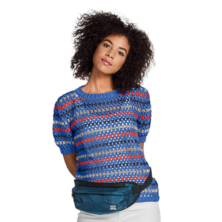 Damenpullover mit buntem Muster und halblangen Ärmeln, auf einem weißen Hintergrund.