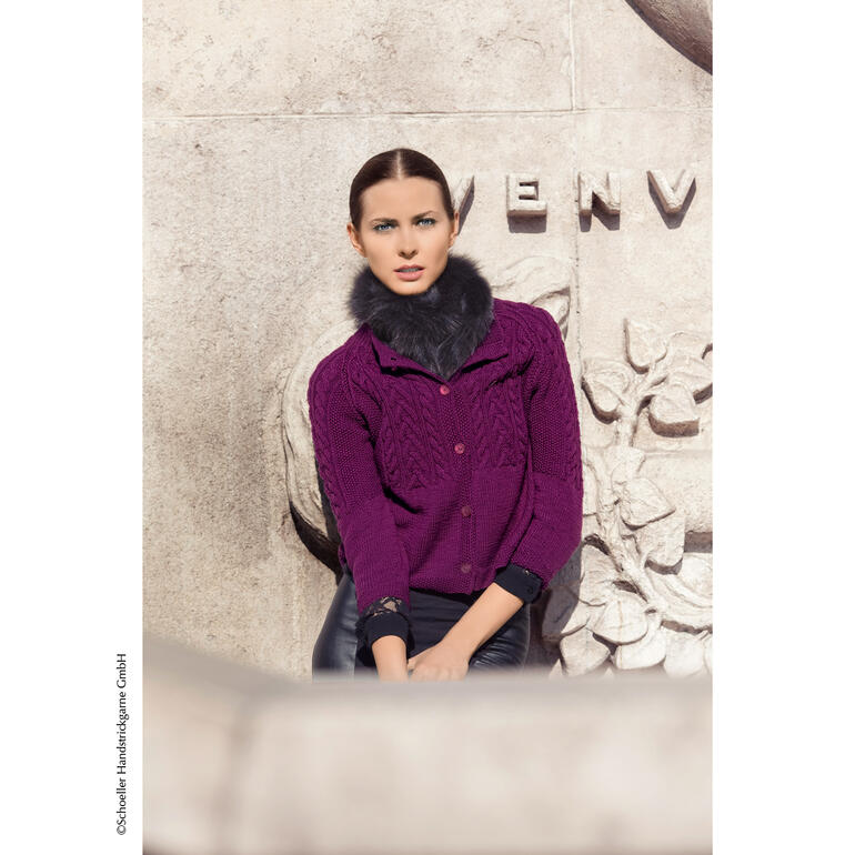 Dunkelviolette Jacke mit strukturiertem Strick und Kragen von Austermann.
