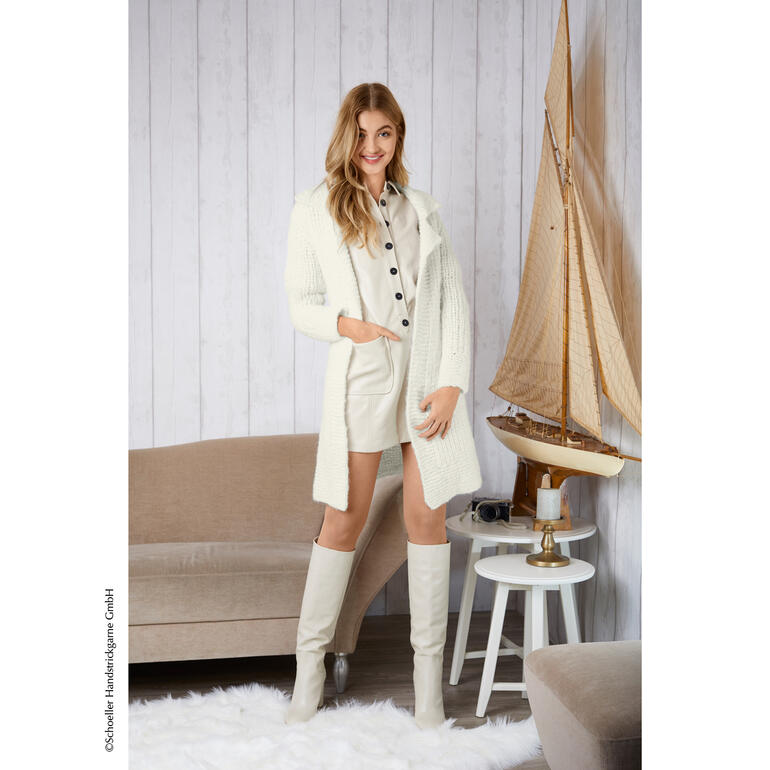 Weiße Jacke aus fluffiger Alpaca-Wolle mit Knöpfen von Austermann.