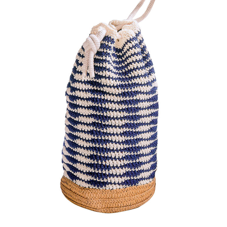 Gestreifter Matchsack in Blau und Beige mit geflochtenem Boden.