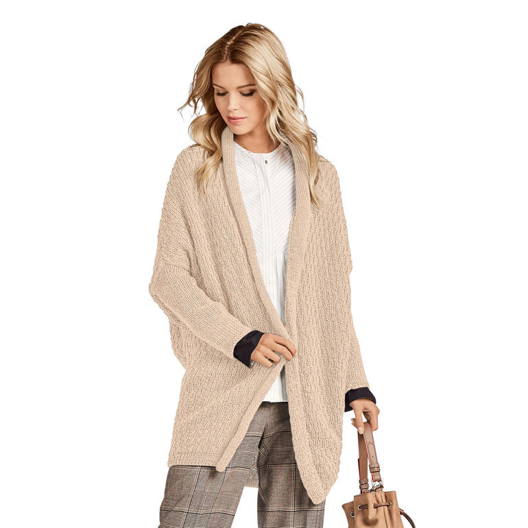 Beige Jacke aus Seidana, lässig getragen von model.