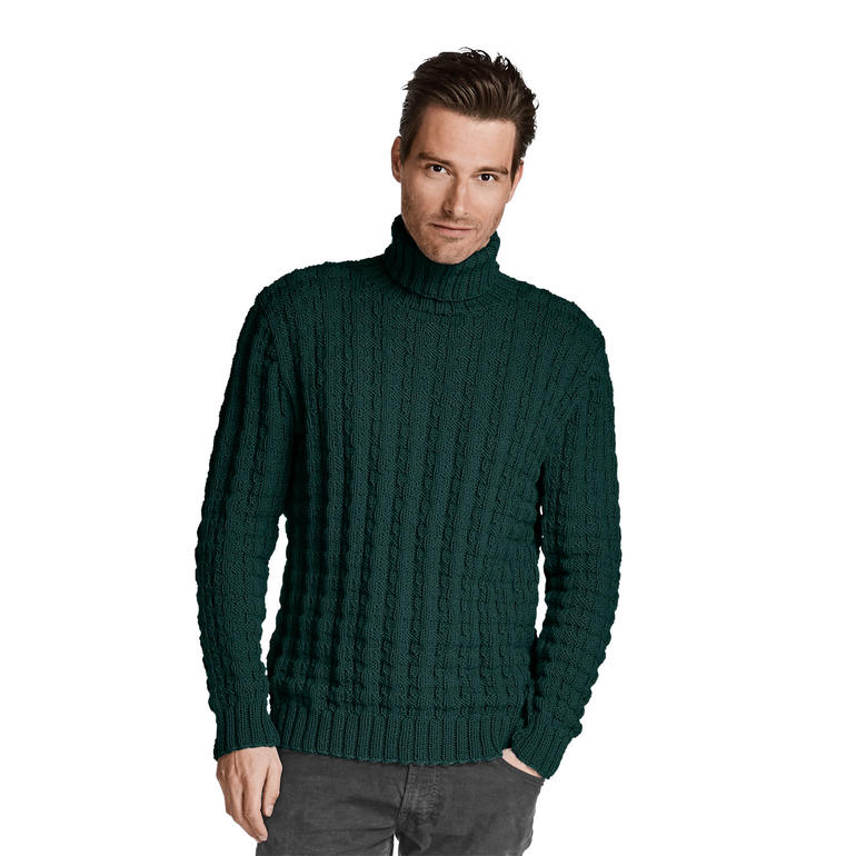 Dunkelgrüner Rollkragenpullover, getragen von model.