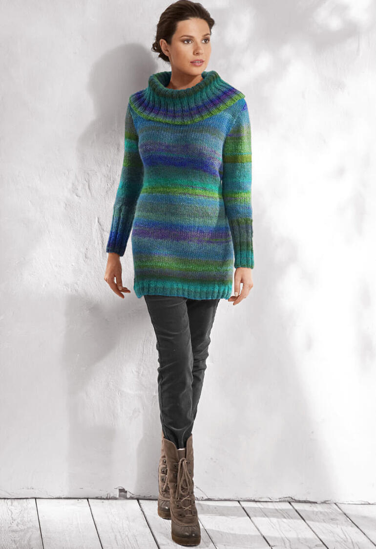 Bunter Rollkragenpullover mit Streifen, getragen von model.