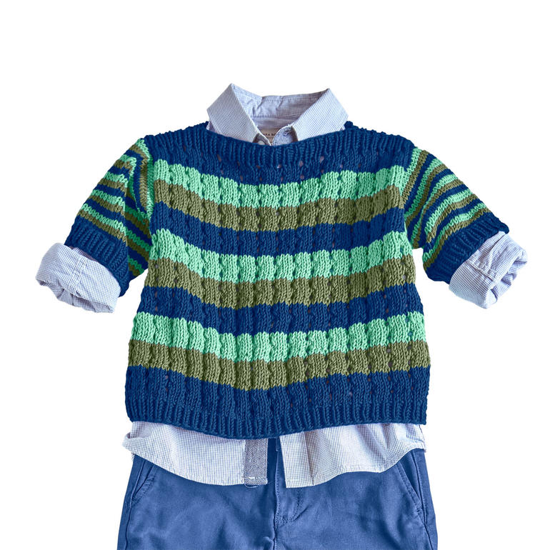 Bunter Kinderpulli mit Streifen in grün-blauen Farben.