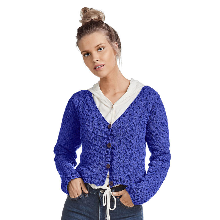 Junge Frau in blauer, hinten offenen Jacke aus Ribolli, im Casual-Look.