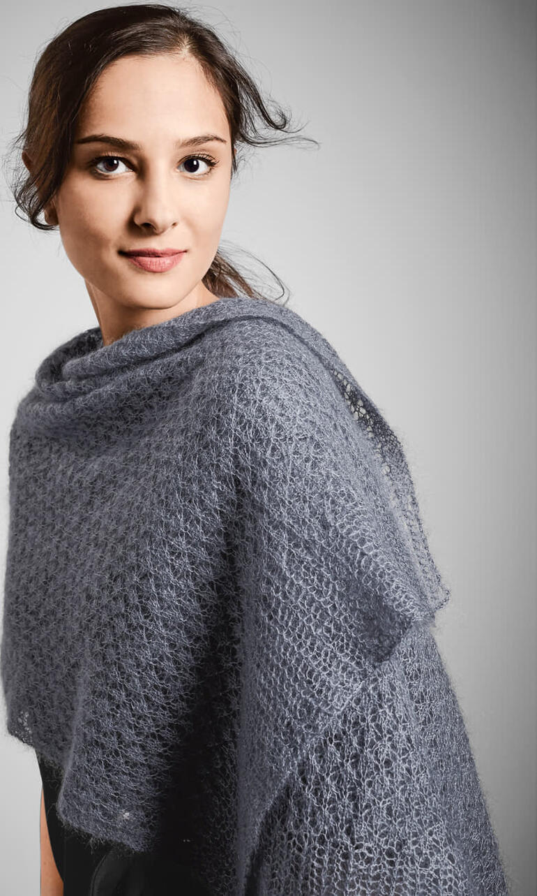 Graue, luftige Stola, über die Schultern fallen gelassen.