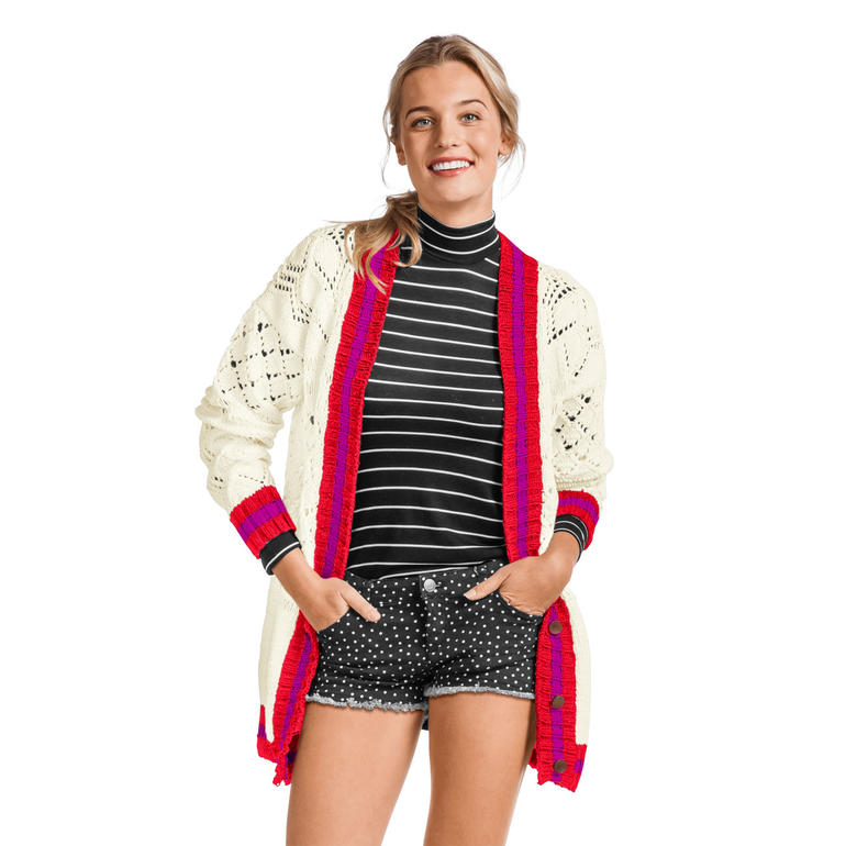 Damenjacke aus Cotonara in Creme mit roten Akzenten, lässig über T-Shirt getragen.