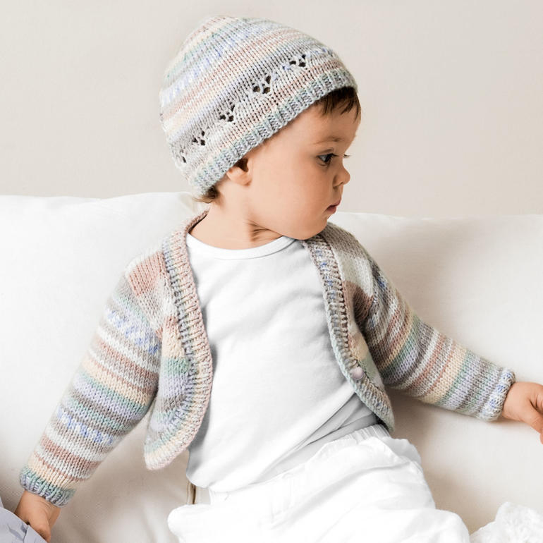 Baby-Bolero und Mütze aus Baby Dream dk, in sanften Pastelltönen.