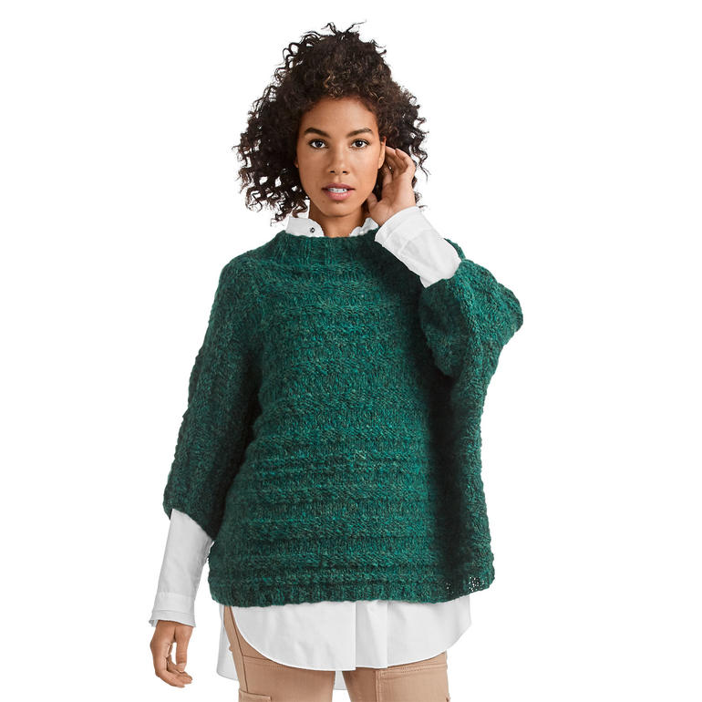Dunkelgrüner Pullover aus Cara mit weitem Schnitt.