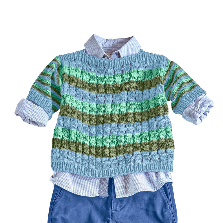 Bunt gestreifter Kinderpullover auf einem weißen Hintergrund.