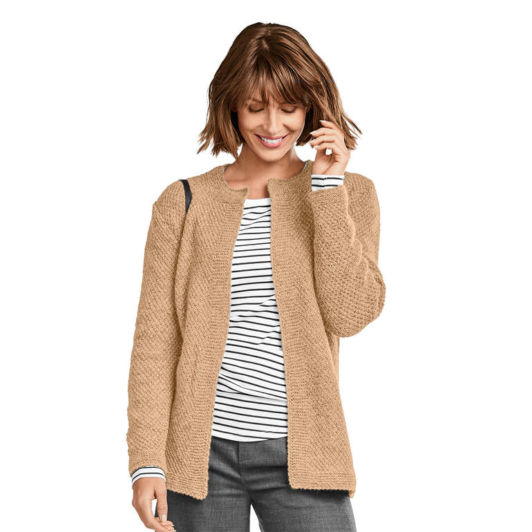 Beige Jacke aus Kaschmir, leger getragen über einem gestreiften Shirt.