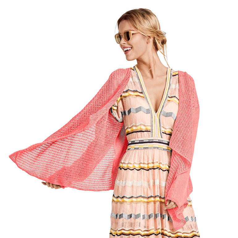 Jacke aus Seidana® in koralle, elegant über einem gemusterten Kleid getragen.