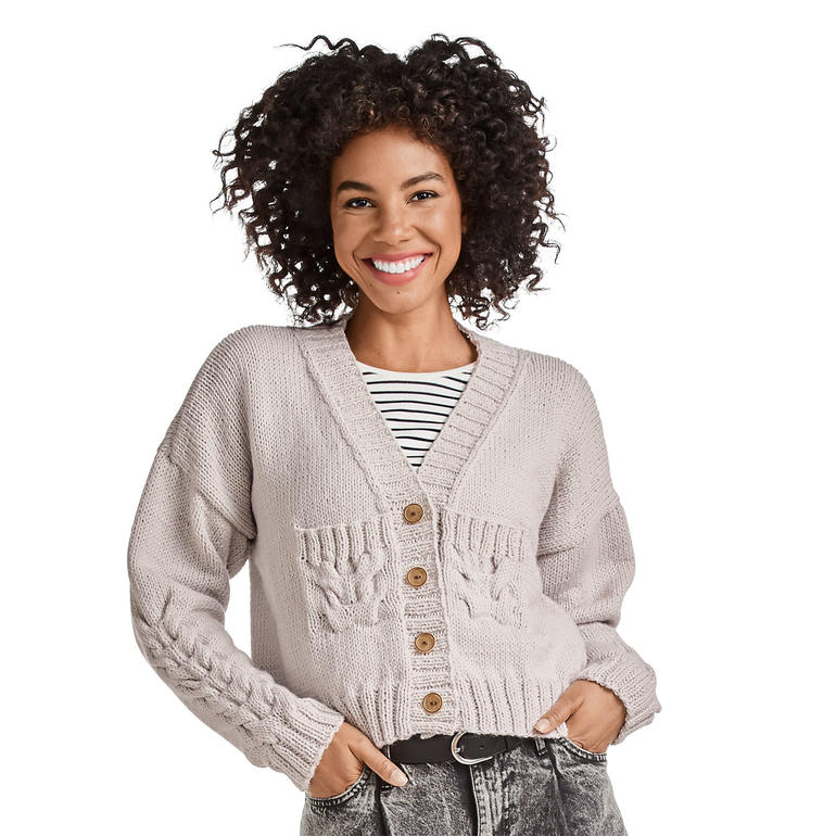 Beige Jacke aus Merino-Classic mit Knöpfen auf lächelndem Modell