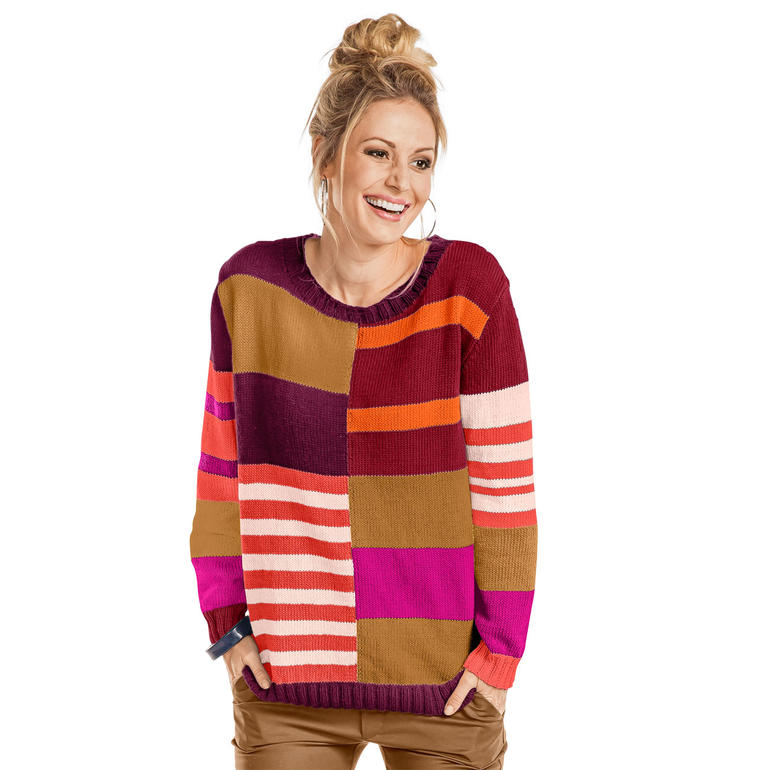 Bunt gestreifter Damenpullover aus Cotonia II auf lächelndem Modell