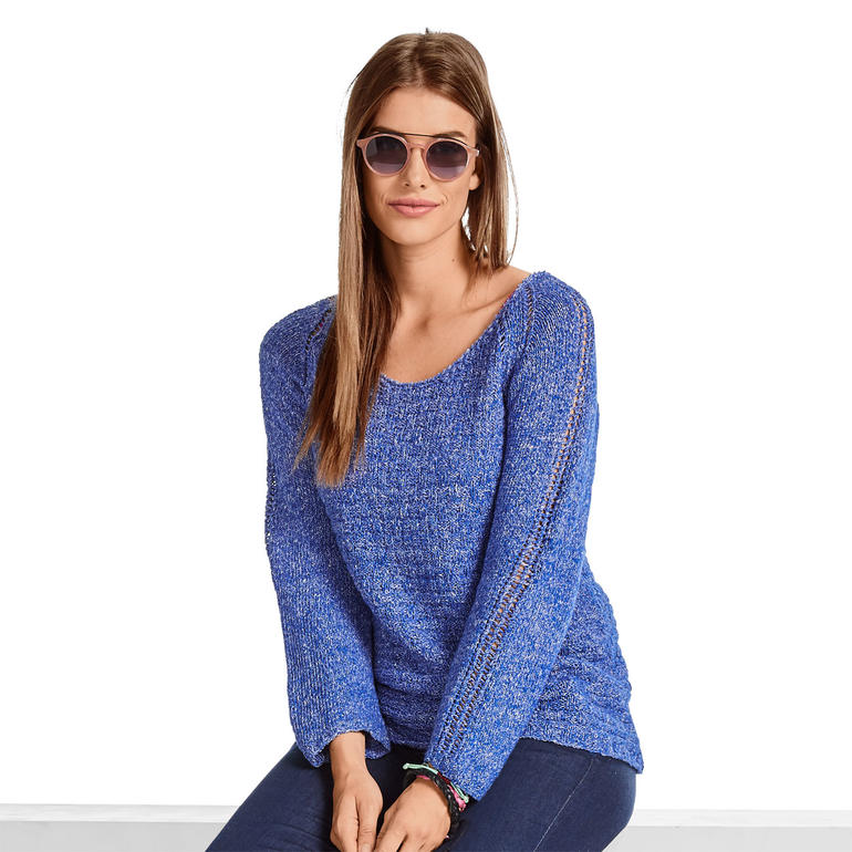 Blauer Pullover aus Contrato auf lächelndem Modell mit Sonnenbrille