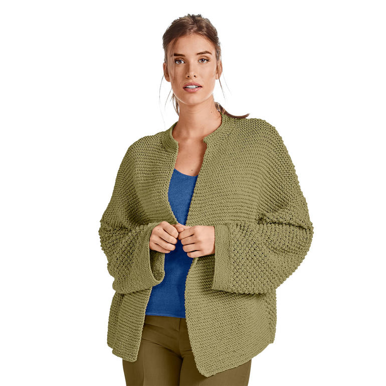 Beige Jacke mit weitem Schnitt, aus Cottonprima und kraus rechts gestrickt.