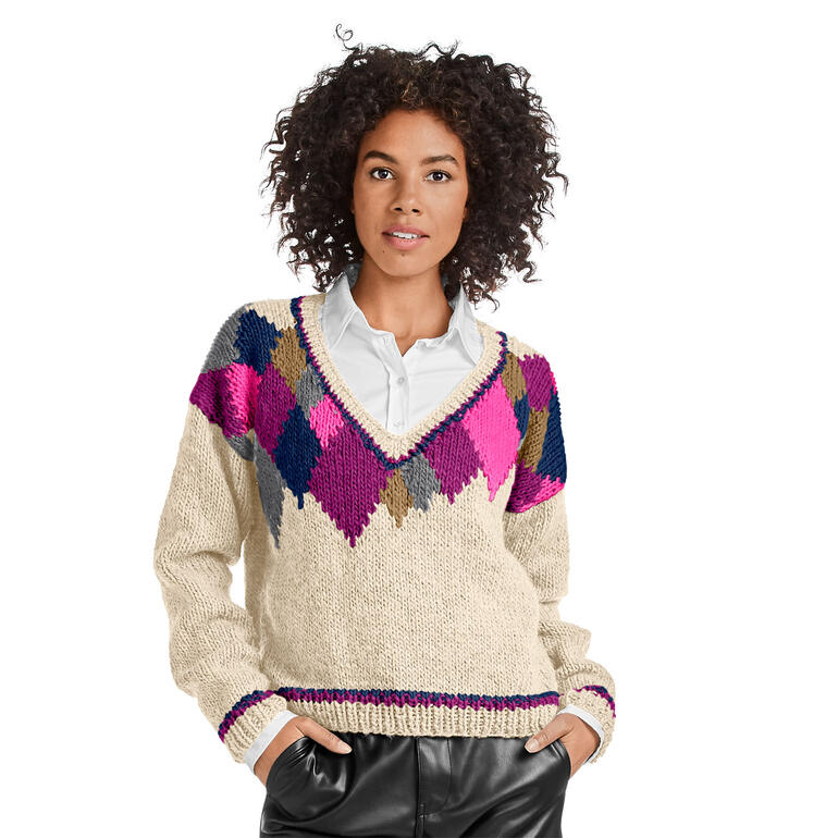 Beiger Pullover mit buntem Rautenmuster und klassischen Schnitt.