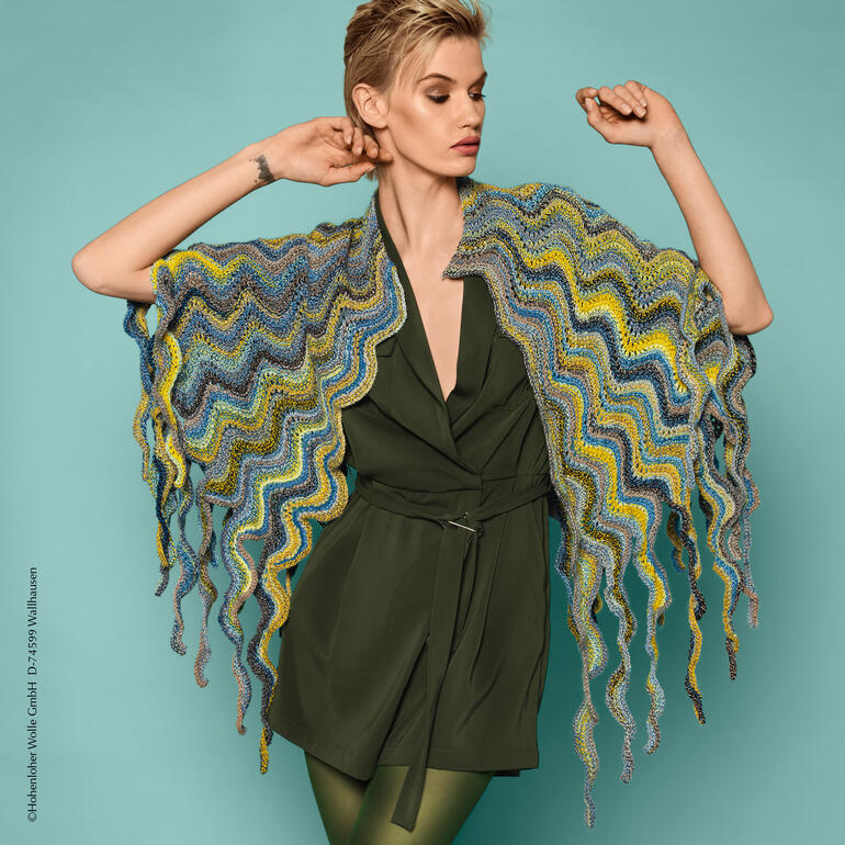 Bunte Stola mit zackigem Muster in auffälligen Farben.