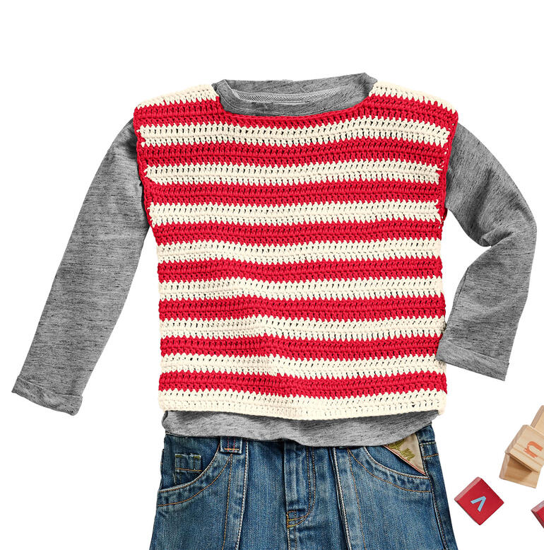 Gestreiftes Häkeltop in rot und creme, zusammen mit Jeans.