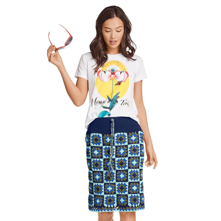 Häkelrock aus Cotonia II in Schwarz und Blau mit buntem Blumenmuster.